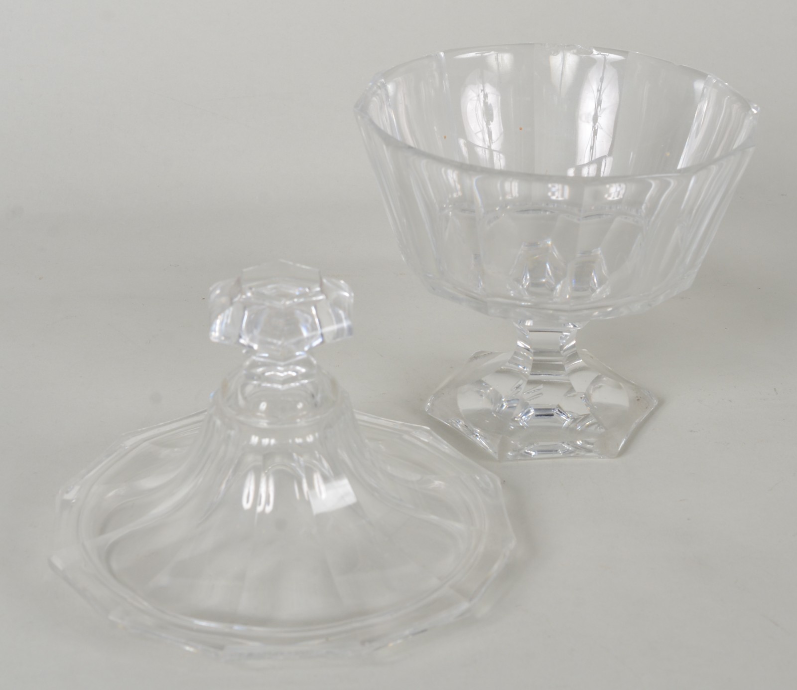 Três peças de cristal, sendo: compoteira facetada (lascado na borda)... - foto 4 de 10
