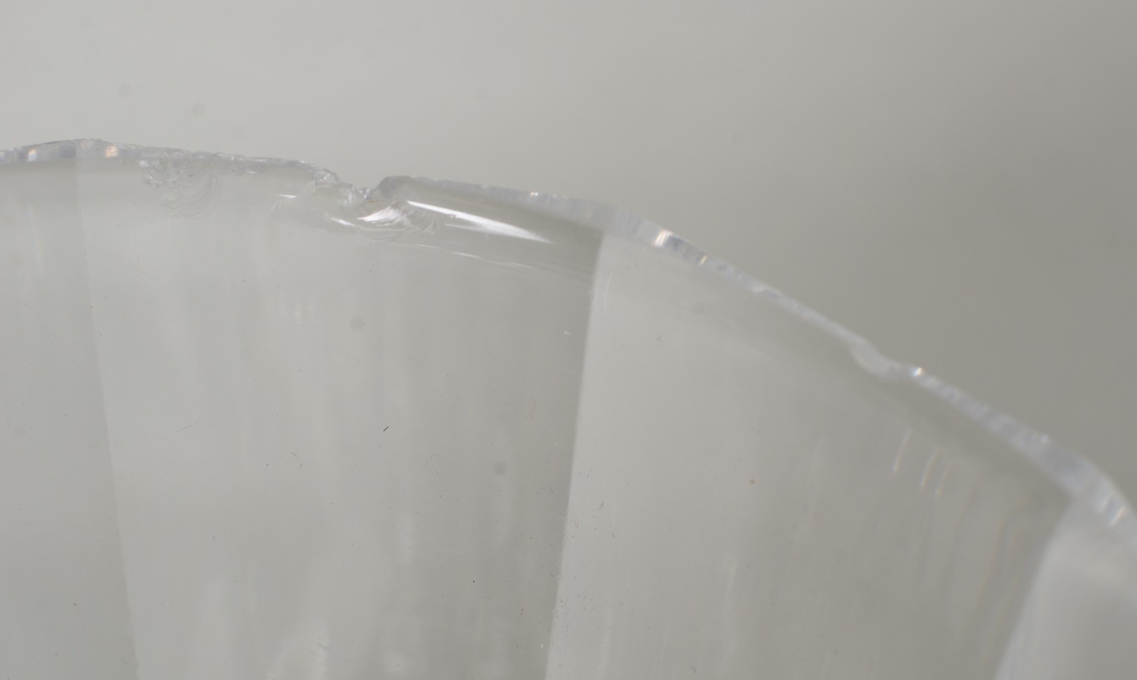 Três peças de cristal, sendo: compoteira facetada (lascado na borda)... - foto 5 de 10