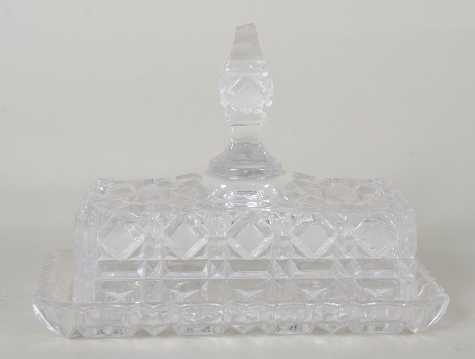 Três peças de cristal, sendo: compoteira facetada (lascado na borda)... - foto 6 de 10