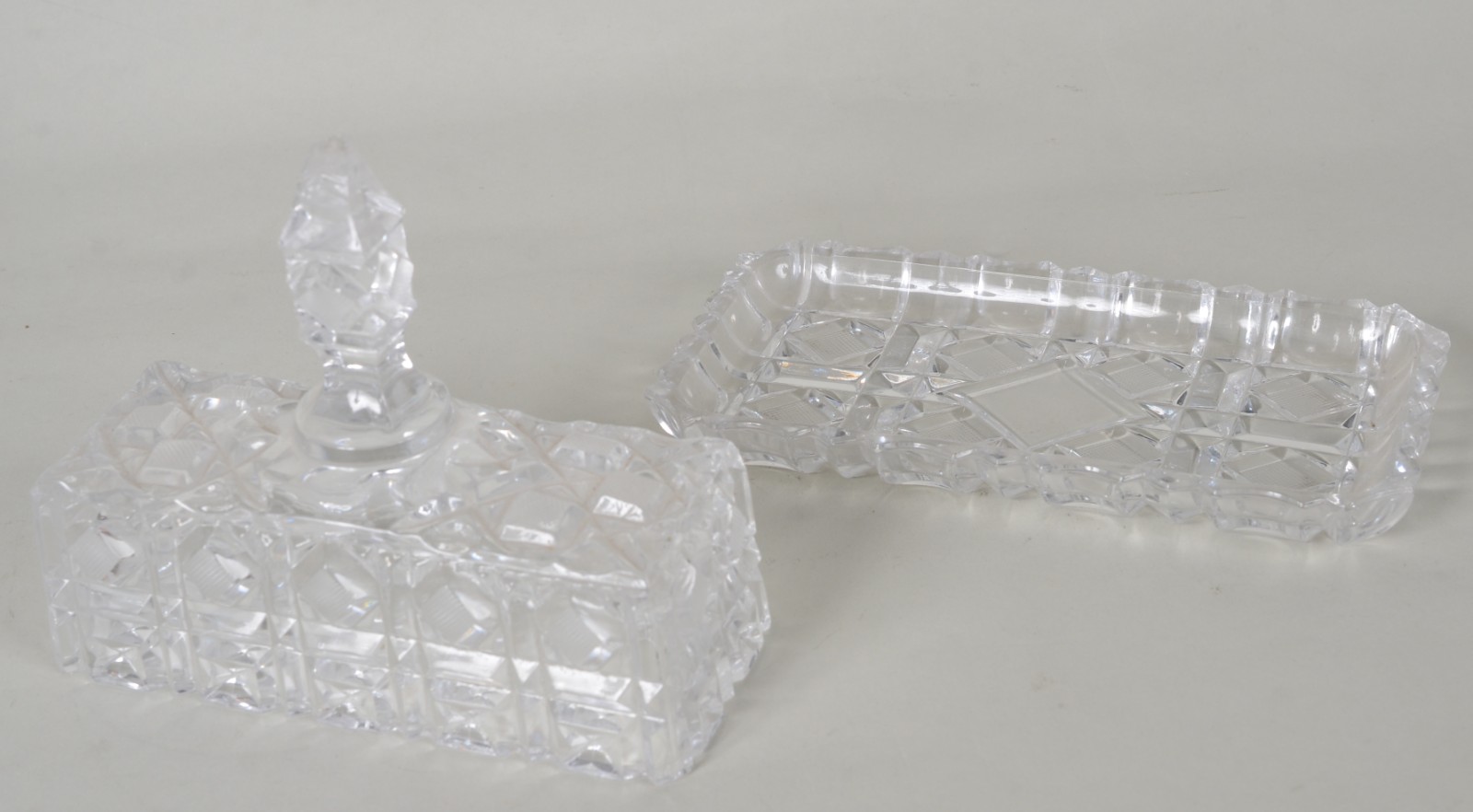 Três peças de cristal, sendo: compoteira facetada (lascado na borda)... - foto 7 de 10