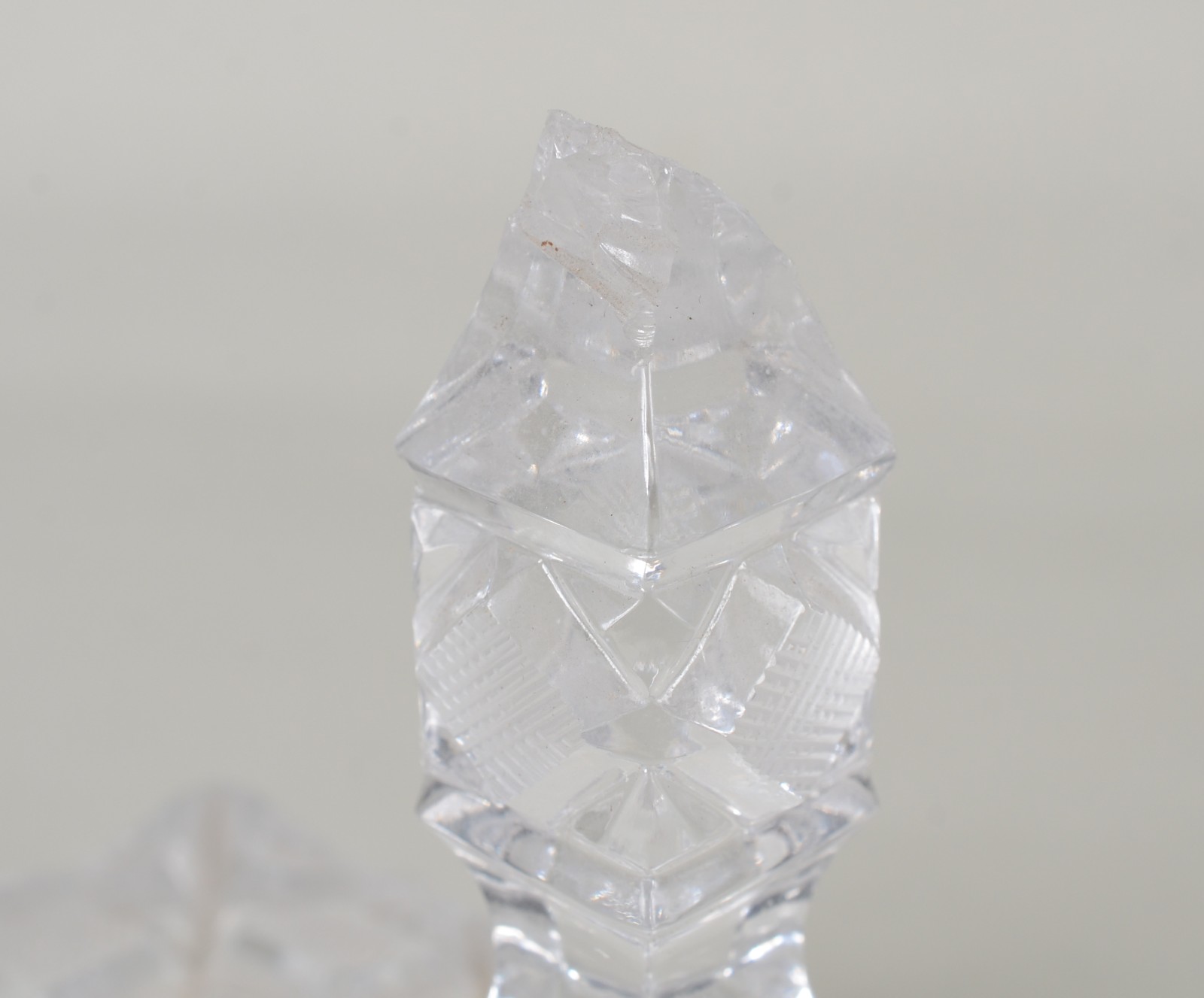 Três peças de cristal, sendo: compoteira facetada (lascado na borda)... - foto 8 de 10