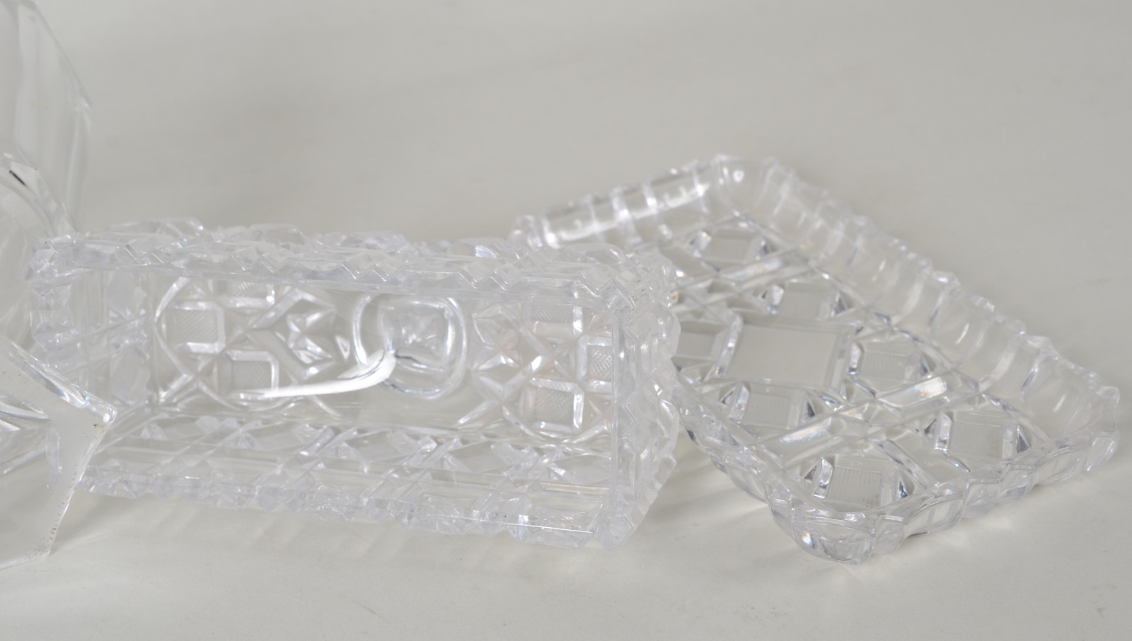 Três peças de cristal, sendo: compoteira facetada (lascado na borda)... - foto 10 de 10