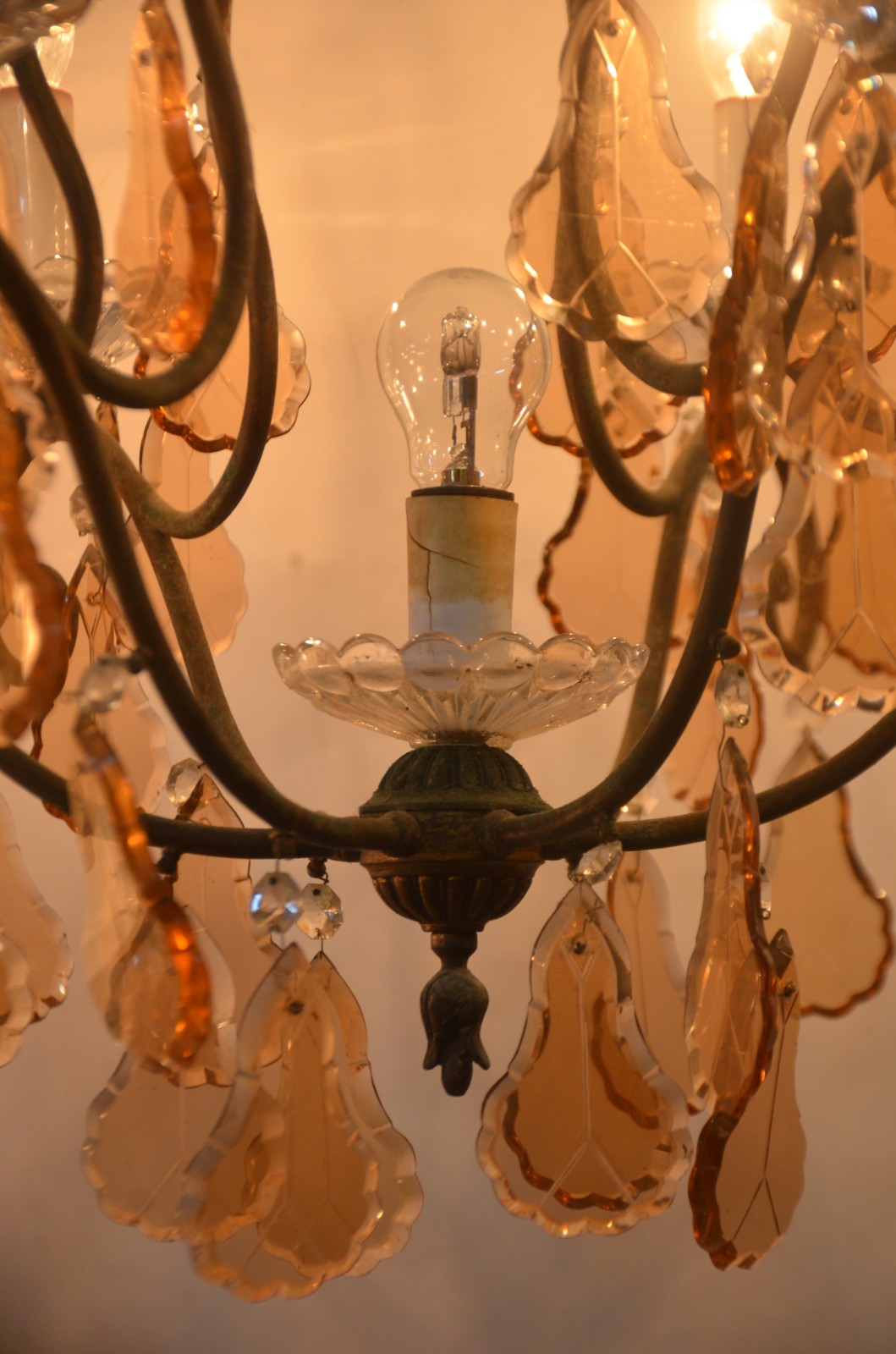 Lustre de metal para 6 luzes com placas de cristal lapidado na cor... - foto 9 de 9