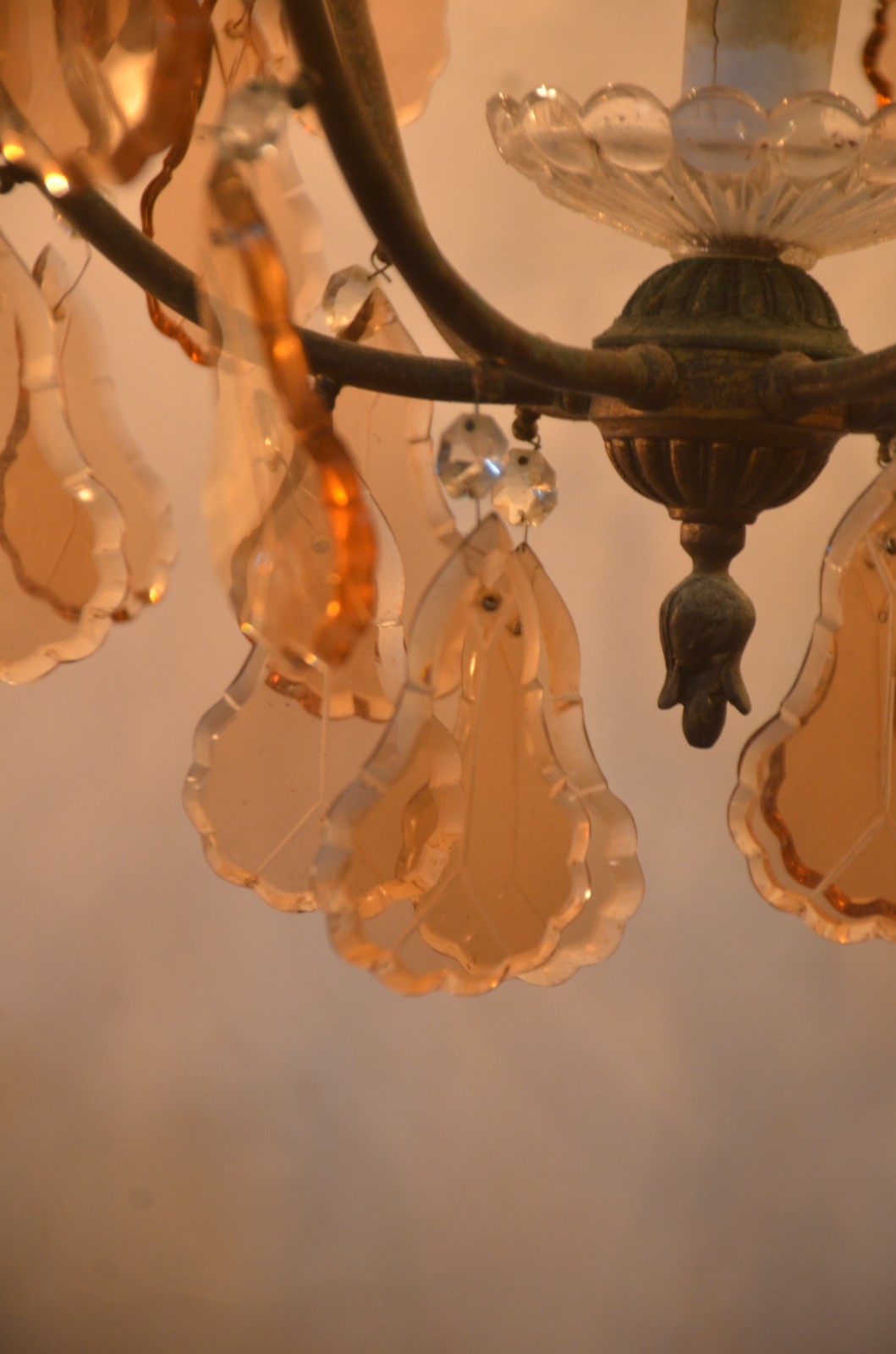 Lustre de metal para 6 luzes com placas de cristal lapidado na cor... - foto 5 de 9