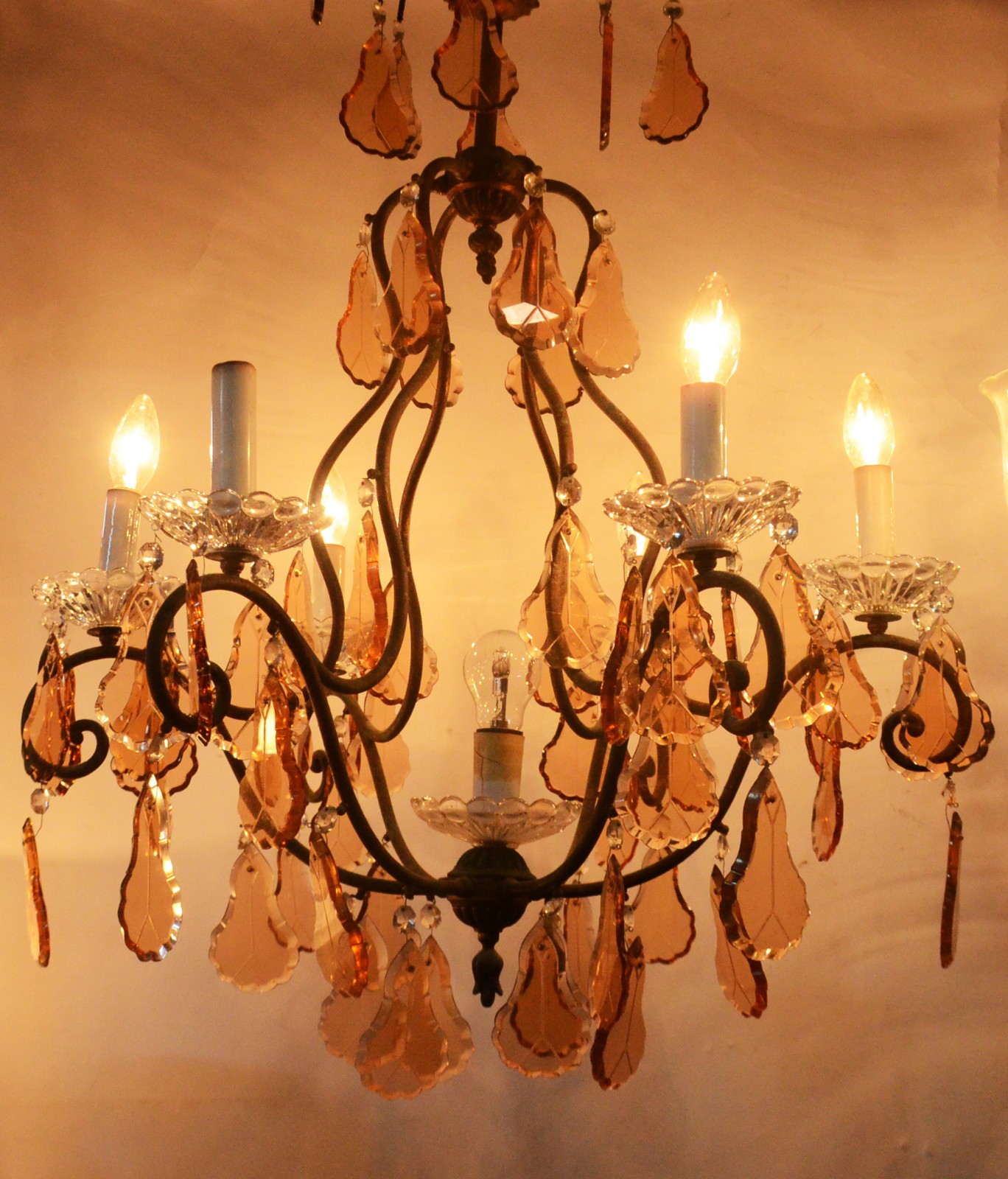 Lustre de metal para 6 luzes com placas de cristal lapidado na cor... - foto 6 de 9