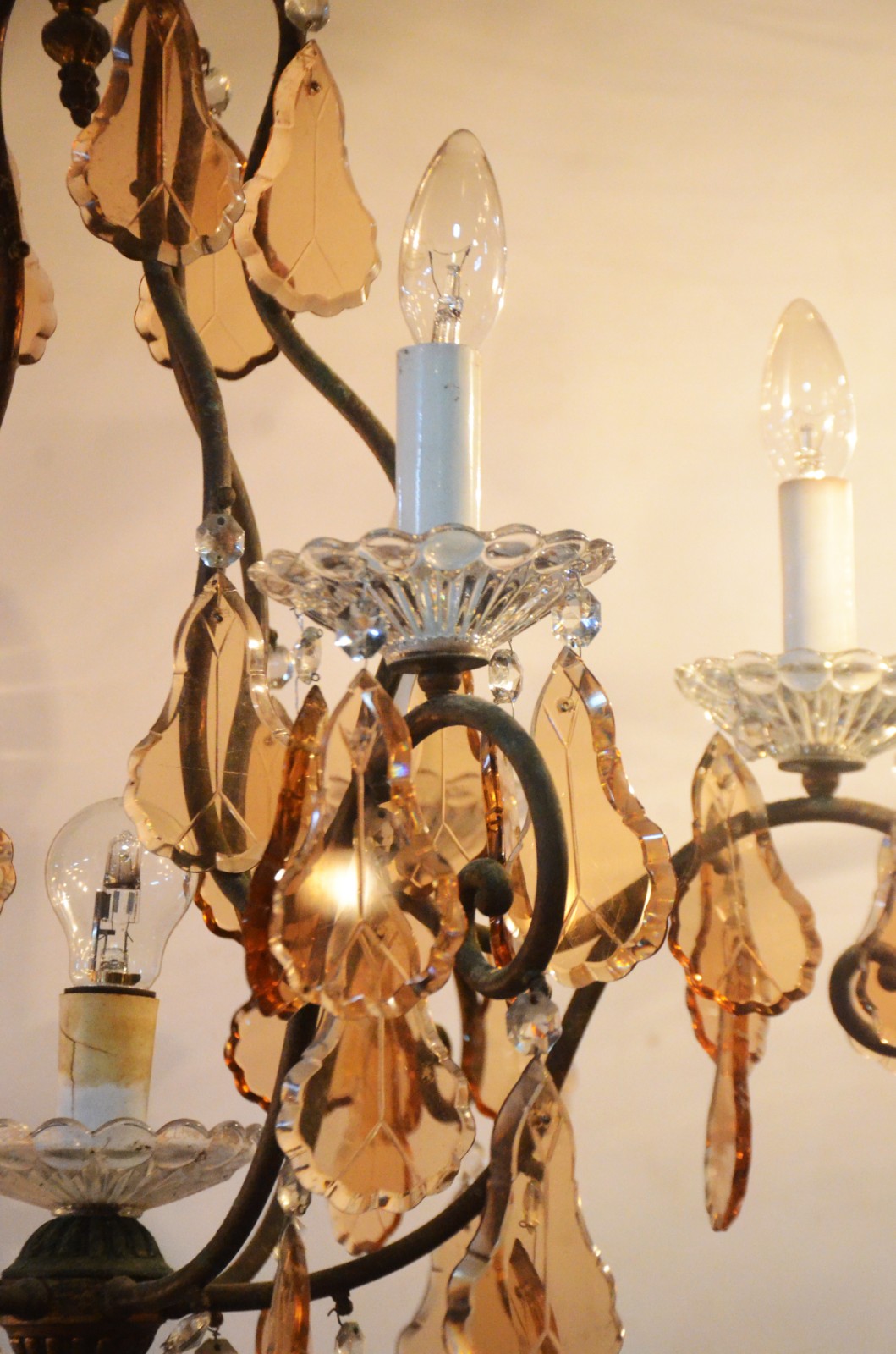 Lustre de metal para 6 luzes com placas de cristal lapidado na cor... - foto 4 de 9