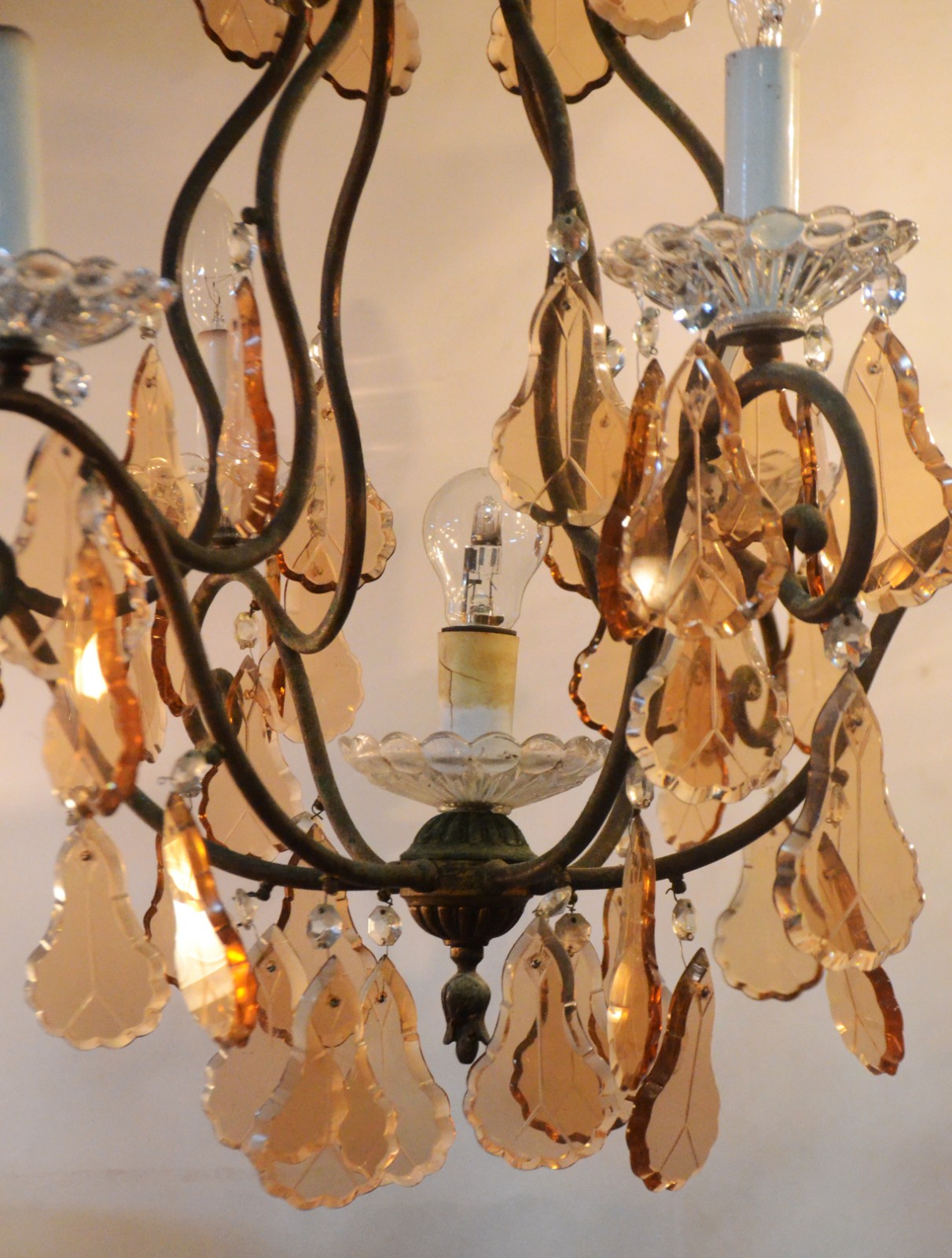 Lustre de metal para 6 luzes com placas de cristal lapidado na cor... - foto 2 de 9