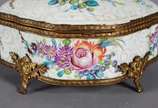 Porta jóias de porcelana francesa com flores em... - Porta jóias de porcelana francesa com flores em policromia pintadas á mão, guarnição de bronze.