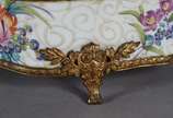 Porta jóias de porcelana francesa com flores em... - Porta jóias de porcelana francesa com flores em policromia pintadas á mão, guarnição de bronze.