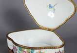 Porta jóias de porcelana francesa com flores em... - Porta jóias de porcelana francesa com flores em policromia pintadas á mão, guarnição de bronze.
