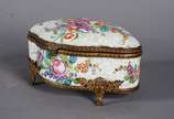 Porta jóias de porcelana francesa com flores em... - Porta jóias de porcelana francesa com flores em policromia pintadas á mão, guarnição de bronze.