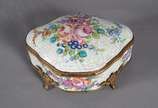 Porta jóias de porcelana francesa com flores em... - Porta jóias de porcelana francesa com flores em policromia pintadas á mão, guarnição de bronze.