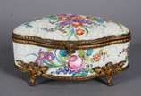 Porta jóias de porcelana francesa com flores em... - Porta jóias de porcelana francesa com flores em policromia pintadas á mão, guarnição de bronze.