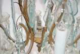Lustre de metal dourado estilo Versailles, para... - Lustre de metal dourado estilo Versailles, para 8 luzes, placas na cor esverdeada lapidadas.