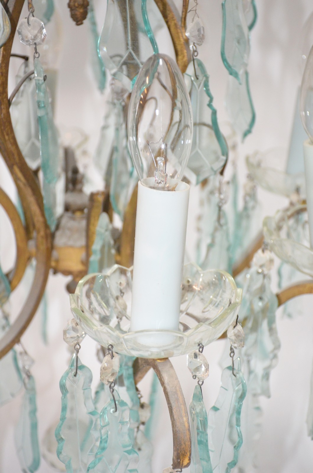 Lustre de metal dourado estilo Versailles, para 8 luzes, placas na... - foto 4 de 5