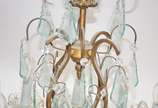 Lustre de metal dourado estilo Versailles, para... - Lustre de metal dourado estilo Versailles, para 8 luzes, placas na cor esverdeada lapidadas.