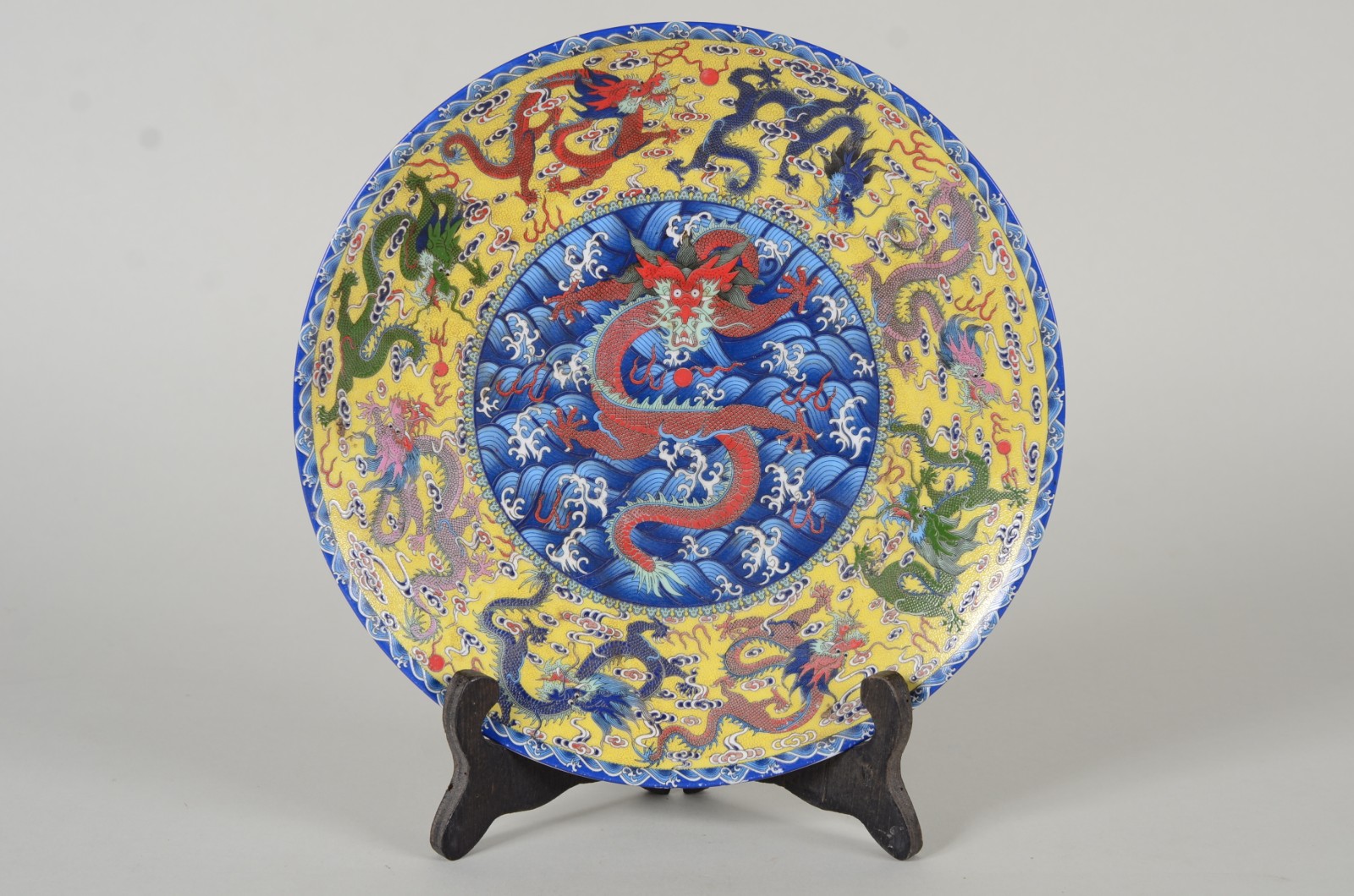 Prato de porcelana oriental decorado com dragões em policromia. - foto 1 de 7