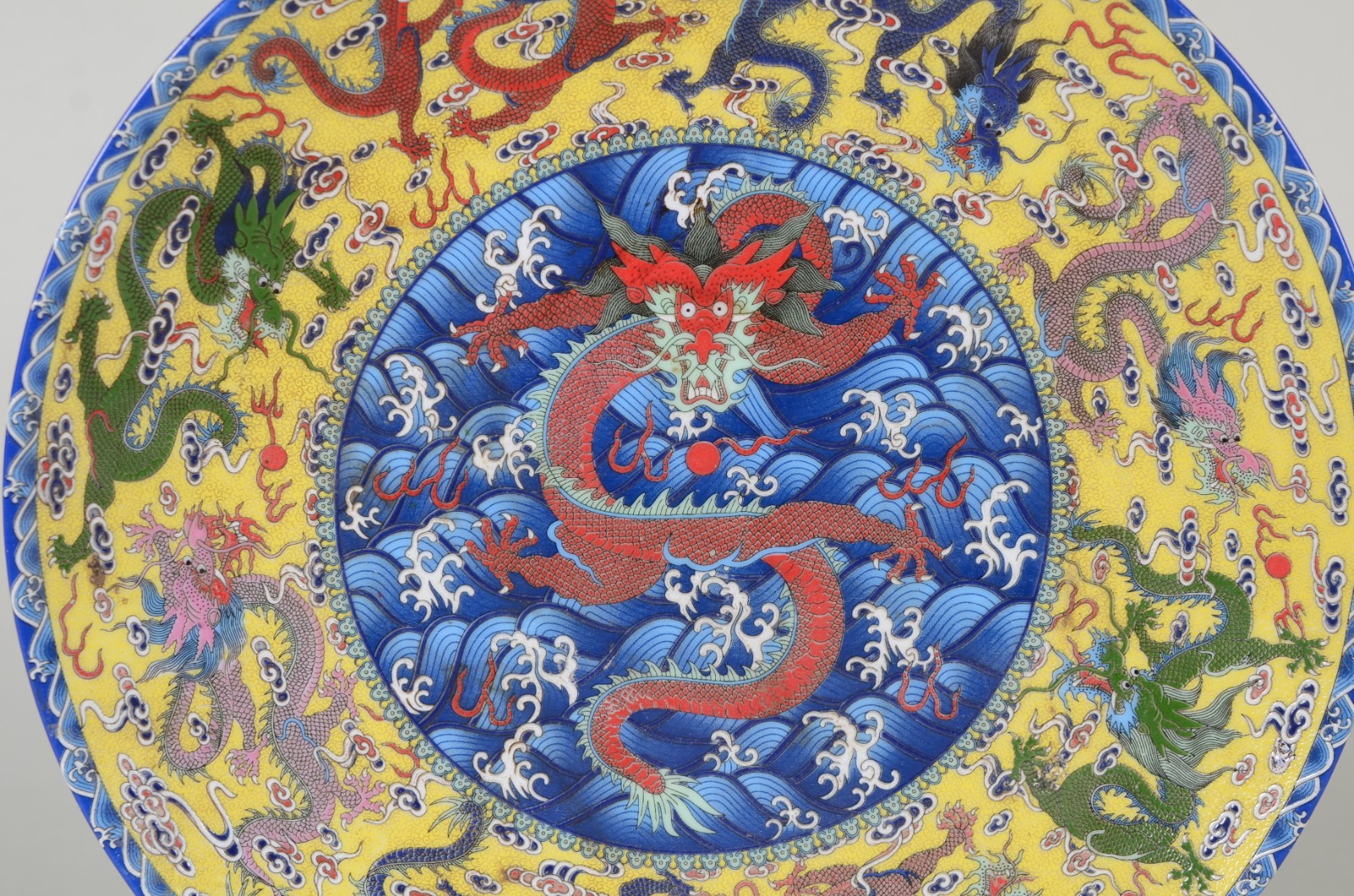 Prato de porcelana oriental decorado com dragões em policromia. - foto 2 de 7
