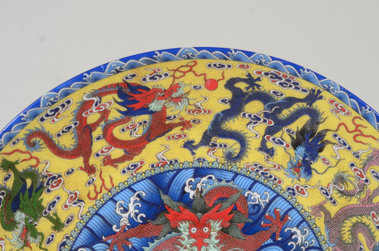 Prato de porcelana oriental decorado com dragões em policromia. - foto 3 de 7