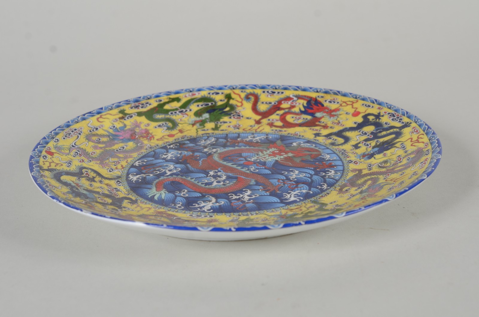 Prato de porcelana oriental decorado com dragões em policromia. - foto 4 de 7