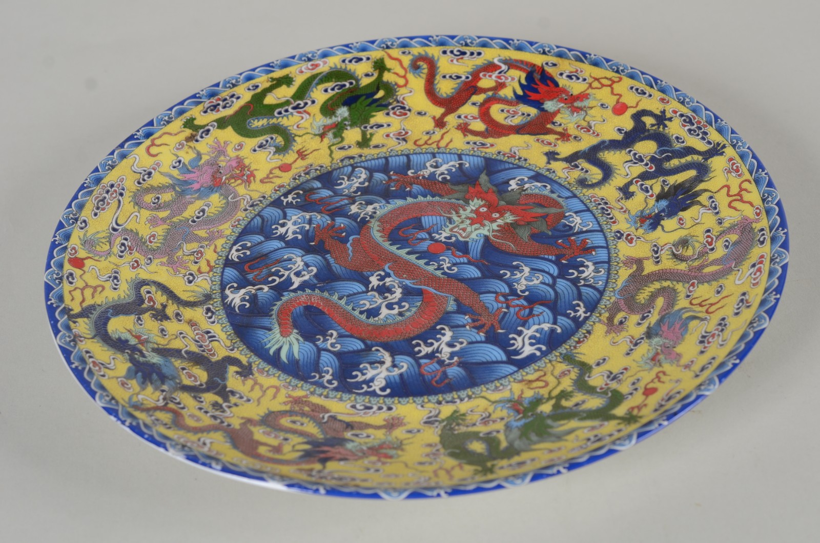 Prato de porcelana oriental decorado com dragões em policromia. - foto 5 de 7