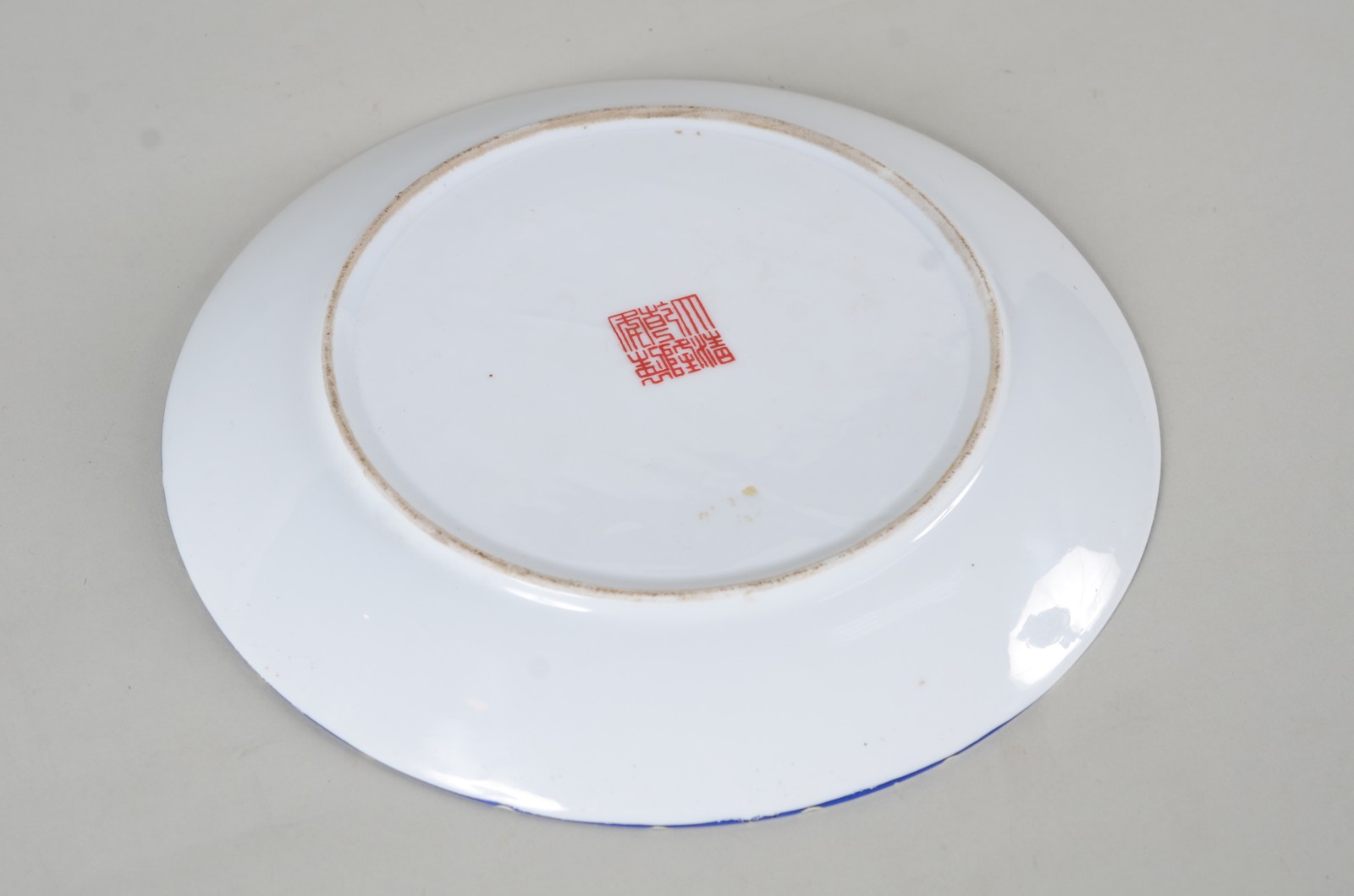 Prato de porcelana oriental decorado com dragões em policromia. - foto 6 de 7
