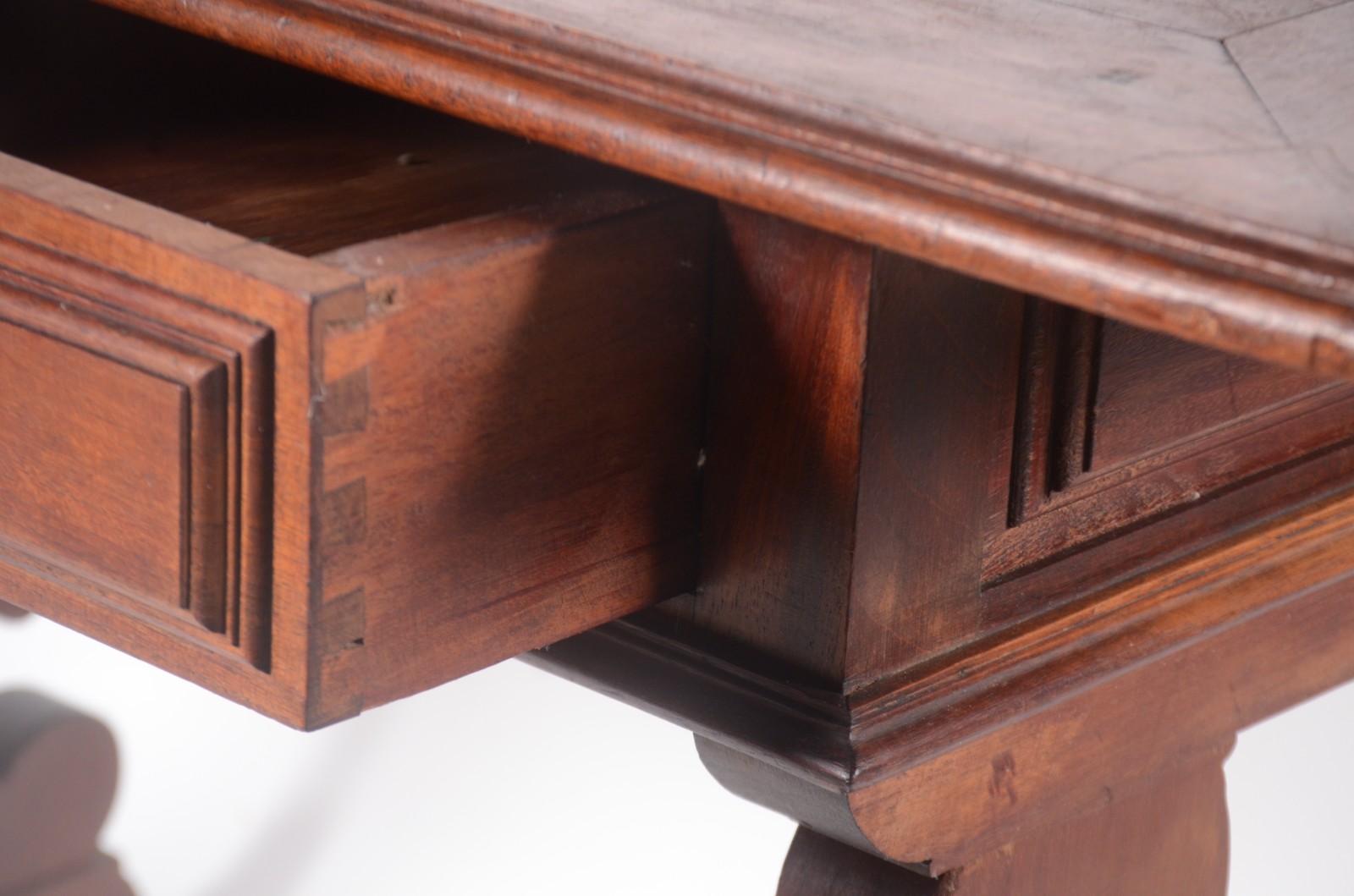 Mesa de madeira nobre, estilo colonial brasileiro, duas gavetas com... - foto 2 de 9