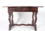 Mesa de madeira nobre, estilo colonial brasilei... - Mesa de madeira nobre, estilo colonial brasileiro,  duas gavetas com puxadores de metal, pernas recortadas unidas por trave inferior.