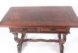 Mesa de madeira nobre, estilo colonial brasilei... - Mesa de madeira nobre, estilo colonial brasileiro,  duas gavetas com puxadores de metal, pernas recortadas unidas por trave inferior.