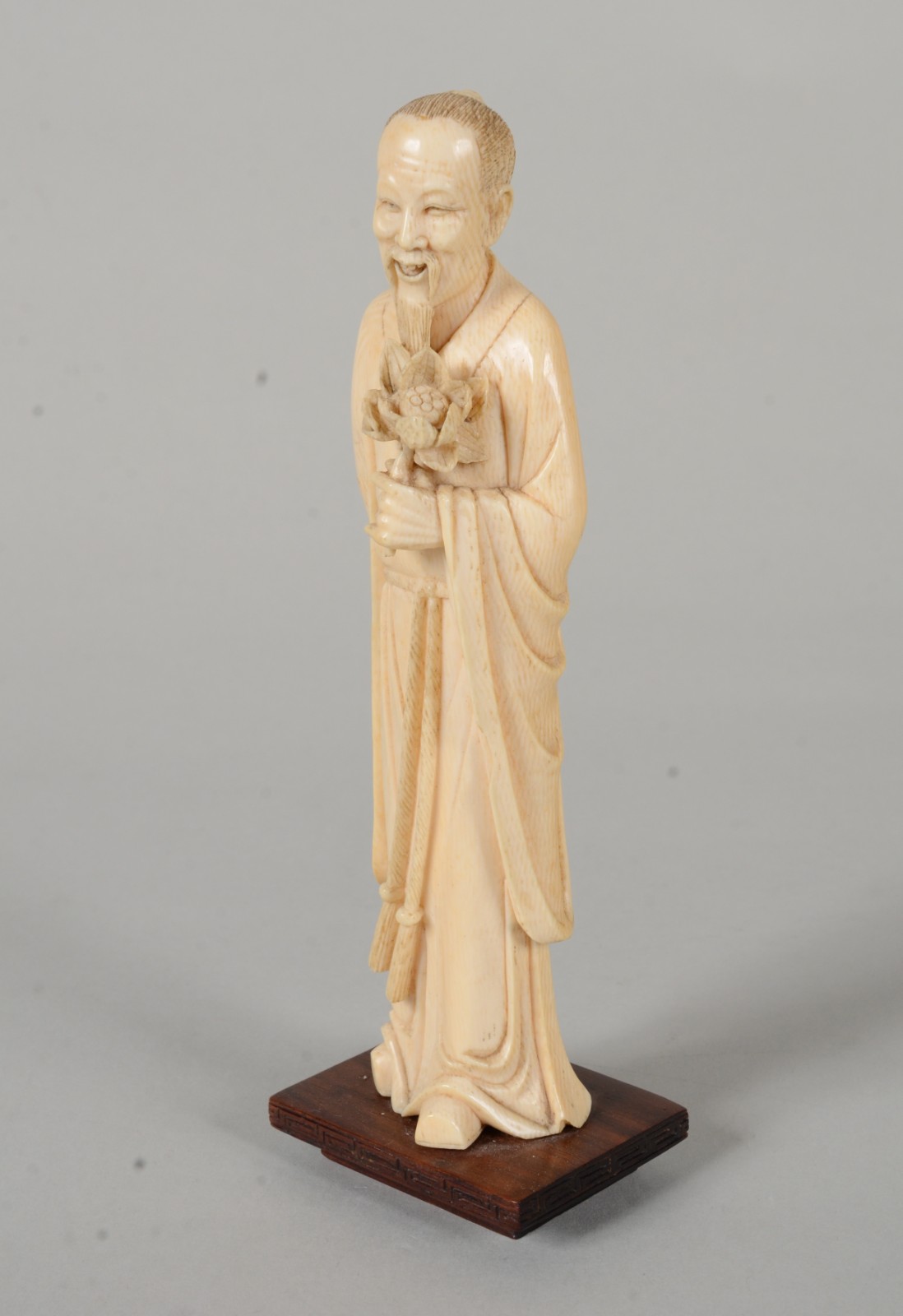 Estatueta de marfim representando Ancião com flores nas mãos, base de... - foto 1 de 8