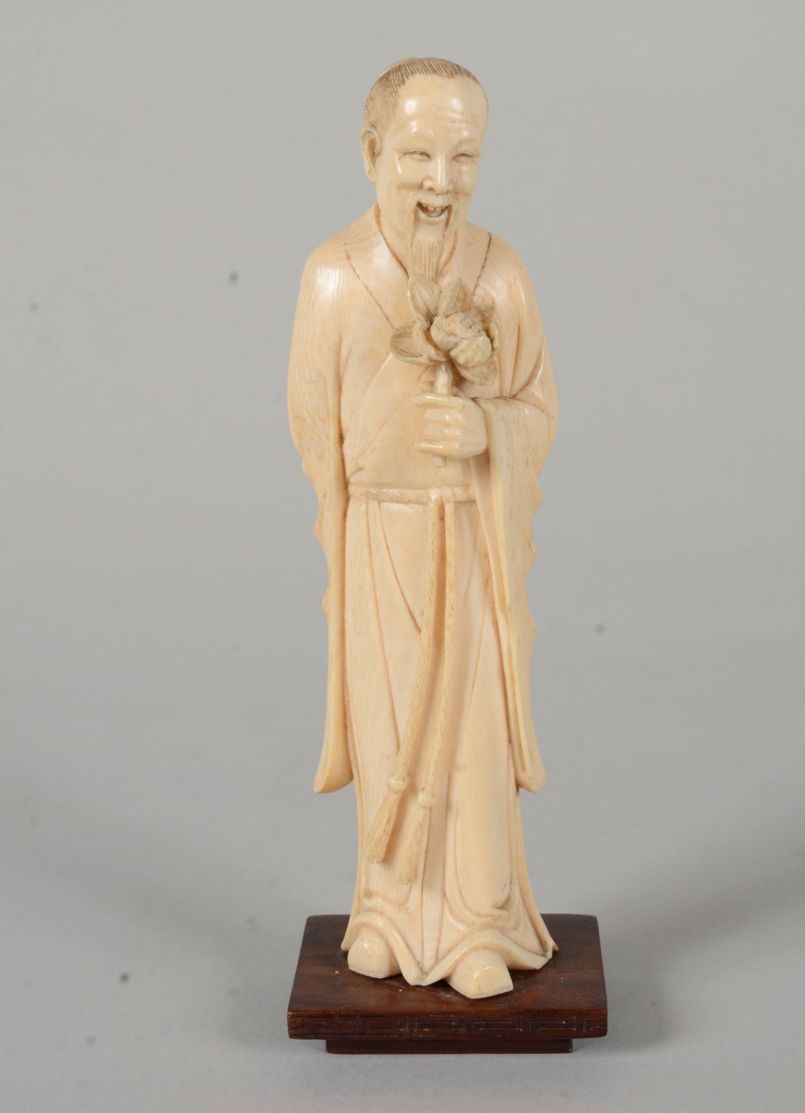 Estatueta de marfim representando Ancião com flores nas mãos, base de... - foto 2 de 8