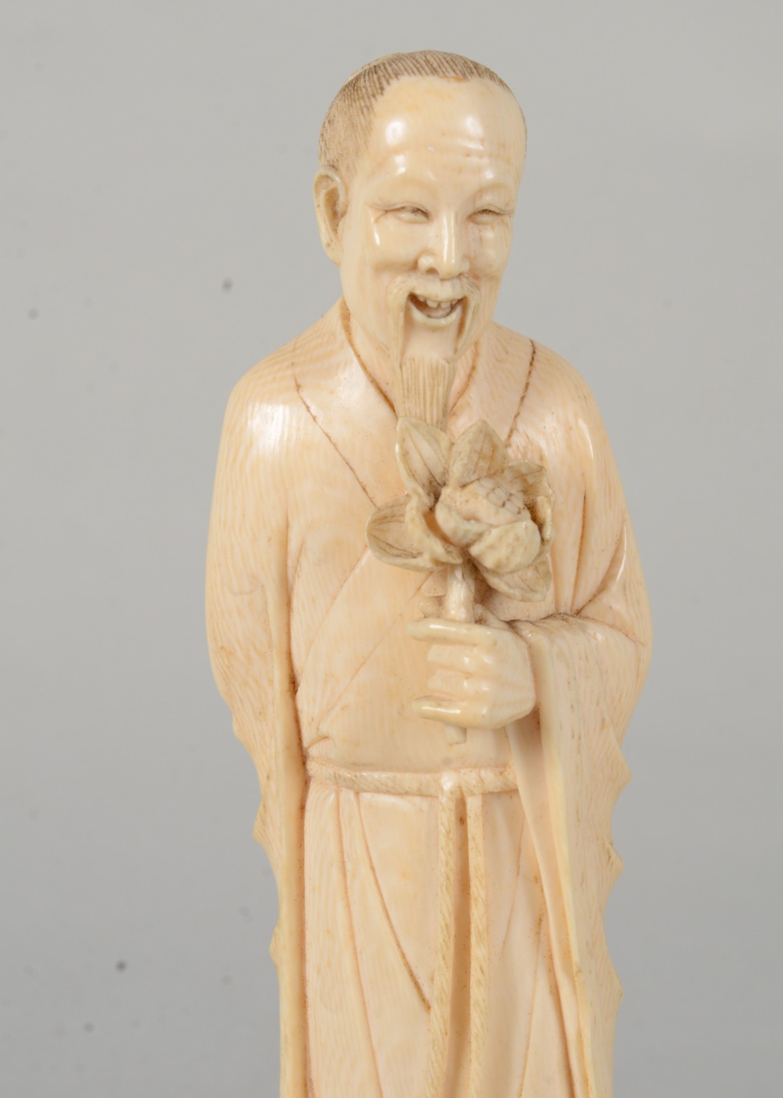 Estatueta de marfim representando Ancião com flores nas mãos, base de... - foto 3 de 8