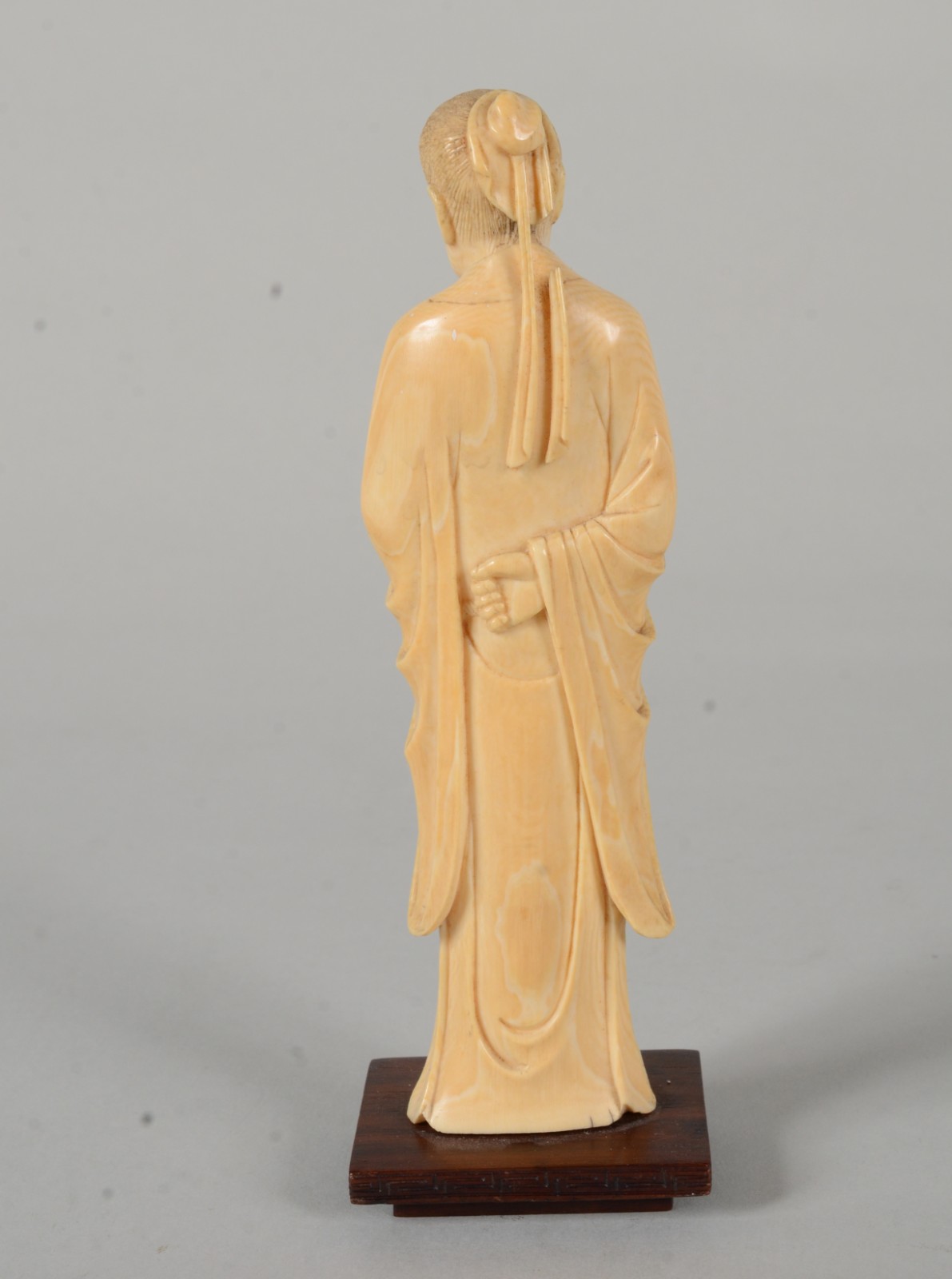 Estatueta de marfim representando Ancião com flores nas mãos, base de... - foto 4 de 8