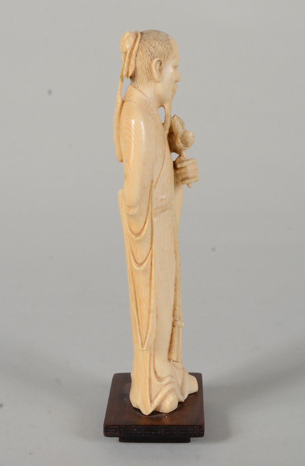 Estatueta de marfim representando Ancião com flores nas mãos, base de... - foto 5 de 8
