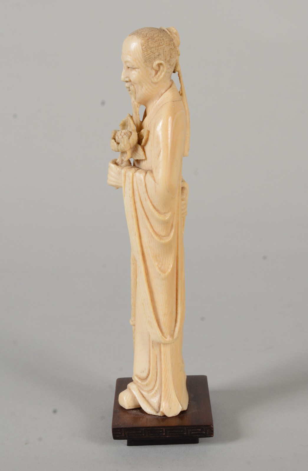 Estatueta de marfim representando Ancião com flores nas mãos, base de... - foto 6 de 8