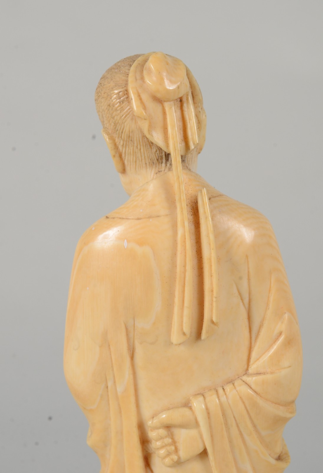 Estatueta de marfim representando Ancião com flores nas mãos, base de... - foto 7 de 8
