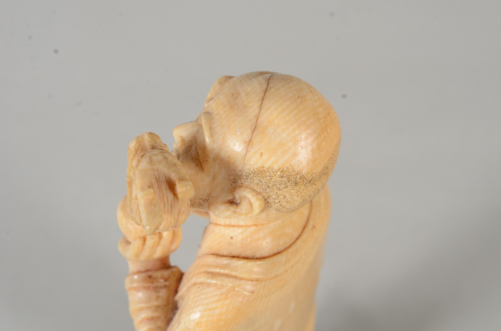 Estatueta de marfim representando Ancião com dragão em sua mão... - foto 5 de 7
