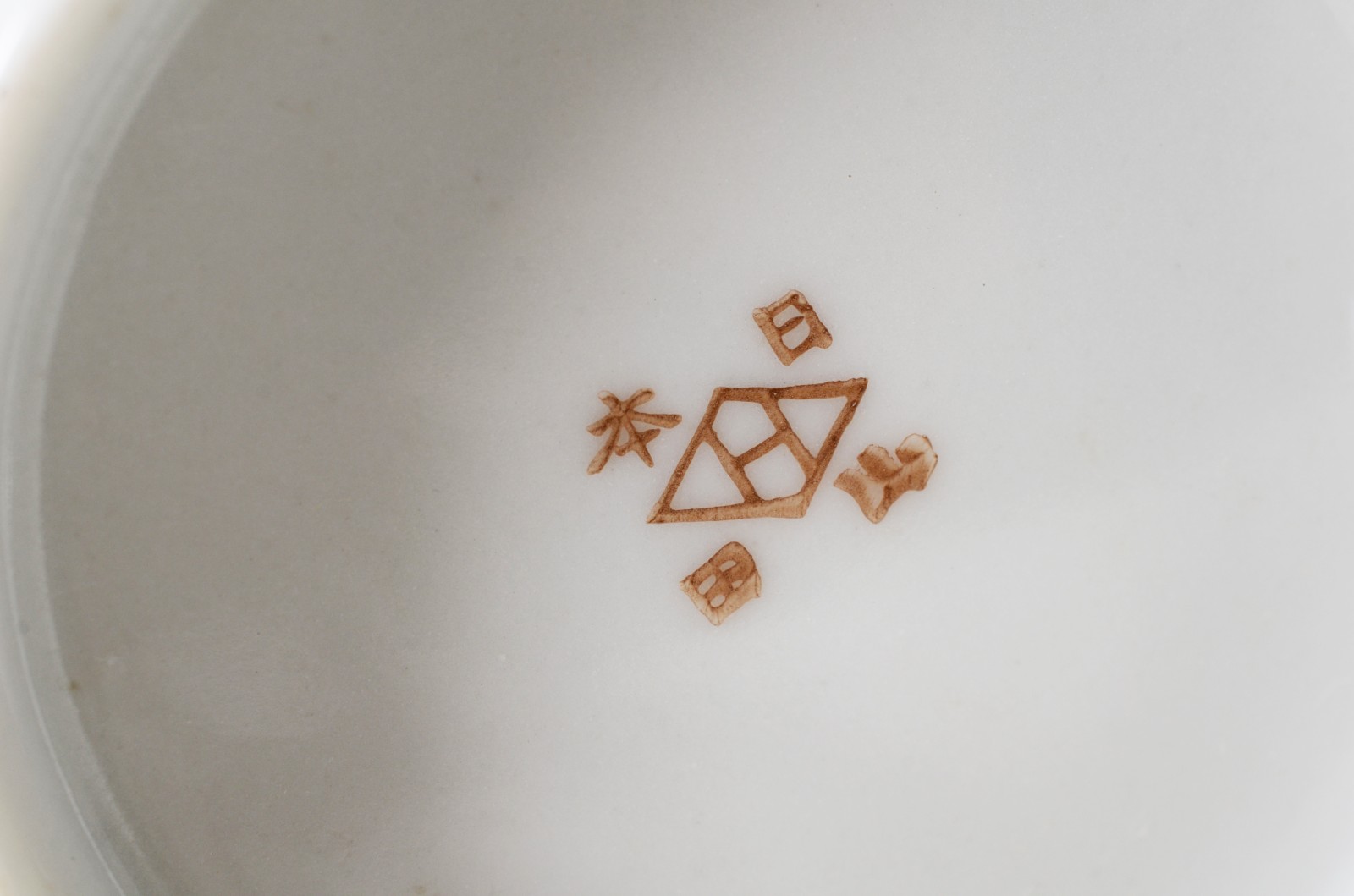 Diversas peças, sendo: 2 jarras, sendo uma com recipiente de vidro... - foto 10 de 11
