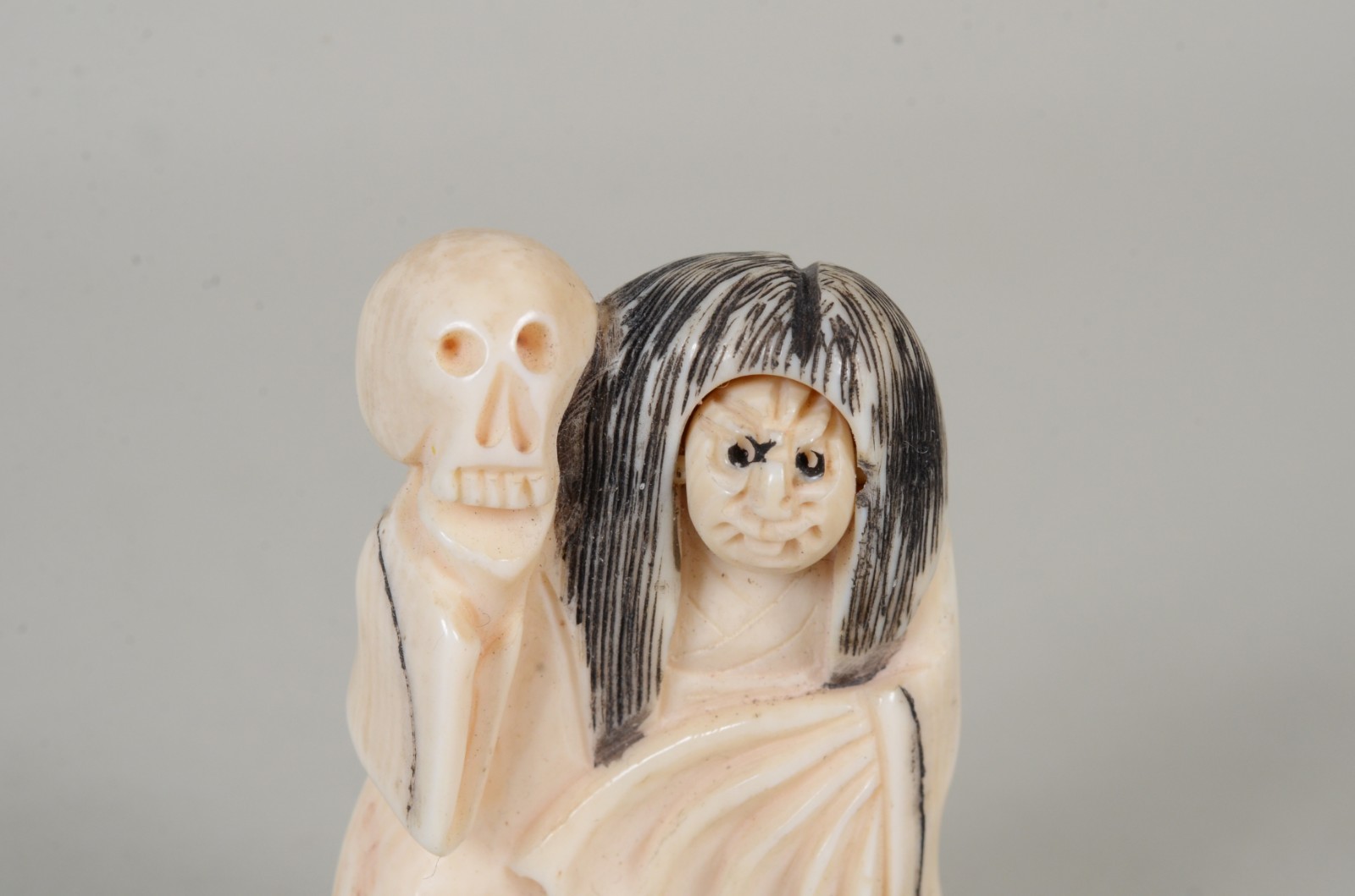 Netsuke de marfim tendo rosto giratório com faces diferentes... - foto 3 de 7