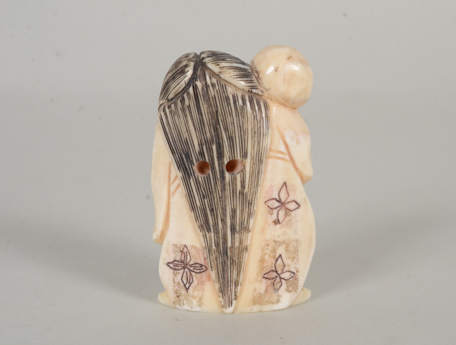 Netsuke de marfim tendo rosto giratório com faces diferentes... - foto 5 de 7