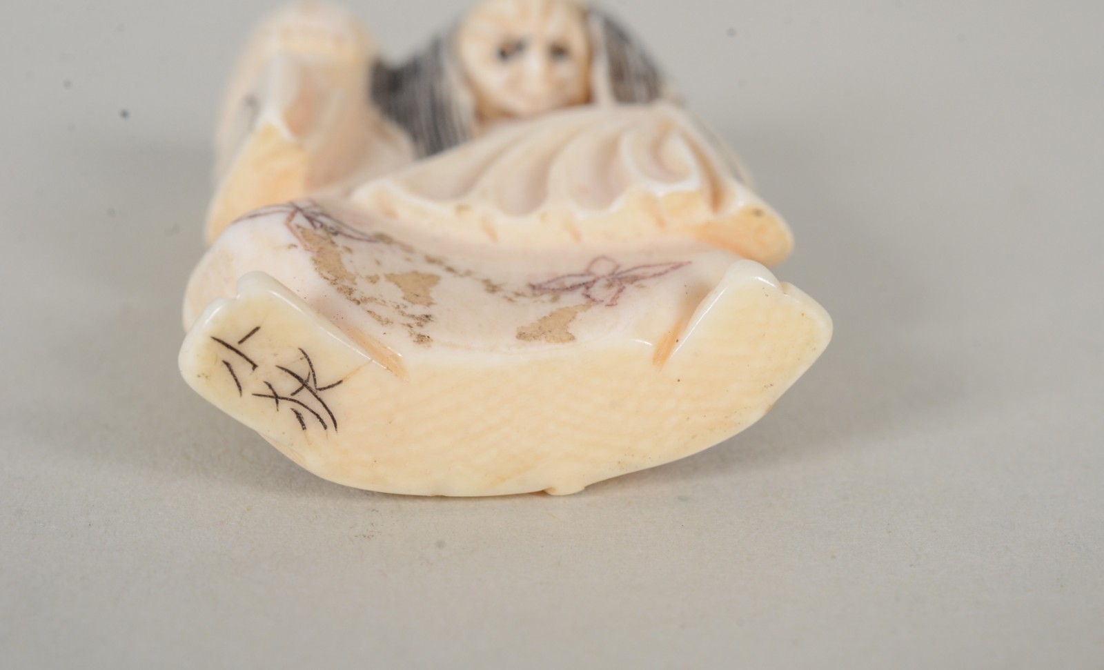Netsuke de marfim tendo rosto giratório com faces diferentes... - foto 6 de 7