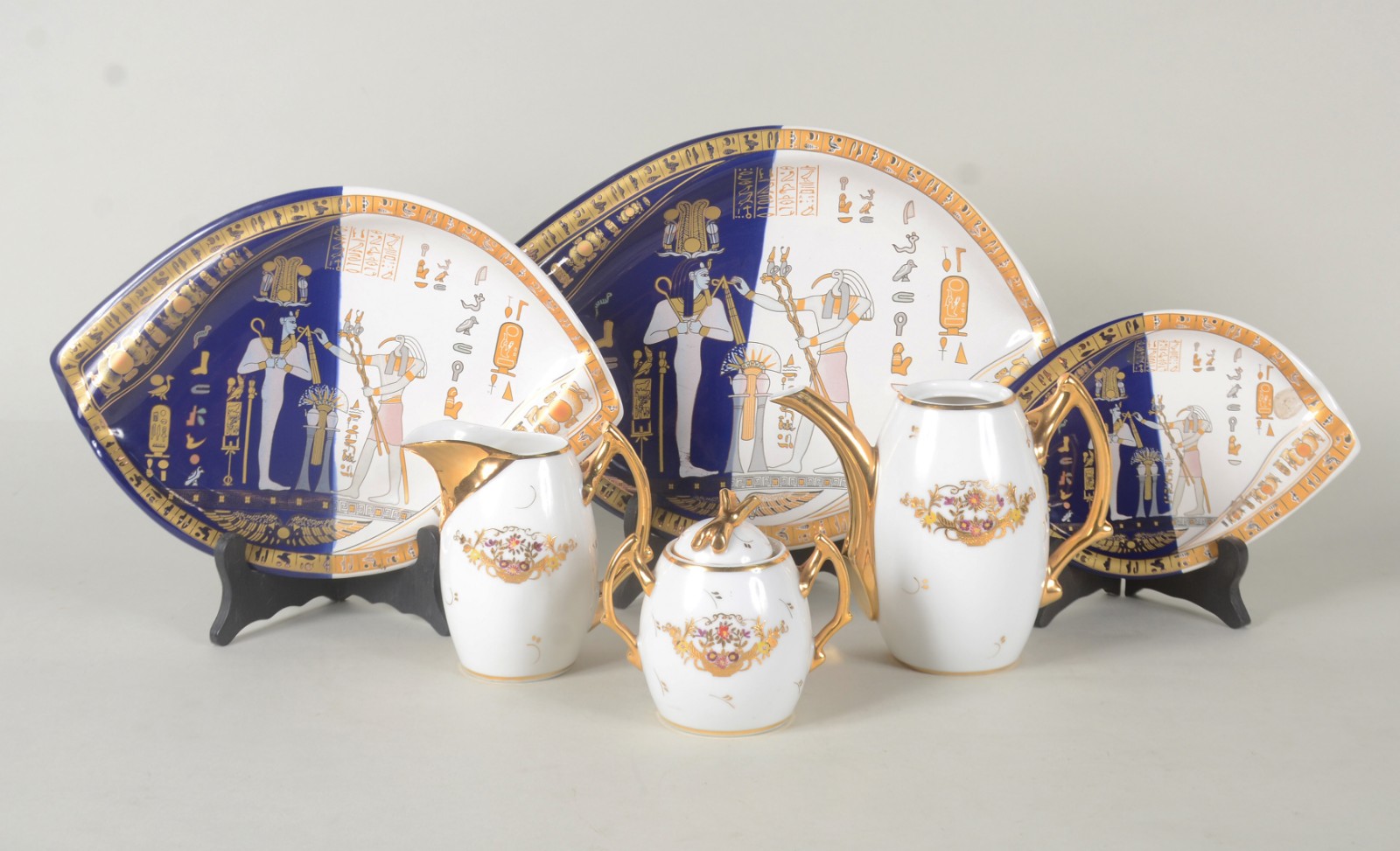 Diversas peças de porcelana composto de: 3 travessas de porcelana... - foto 1 de 11