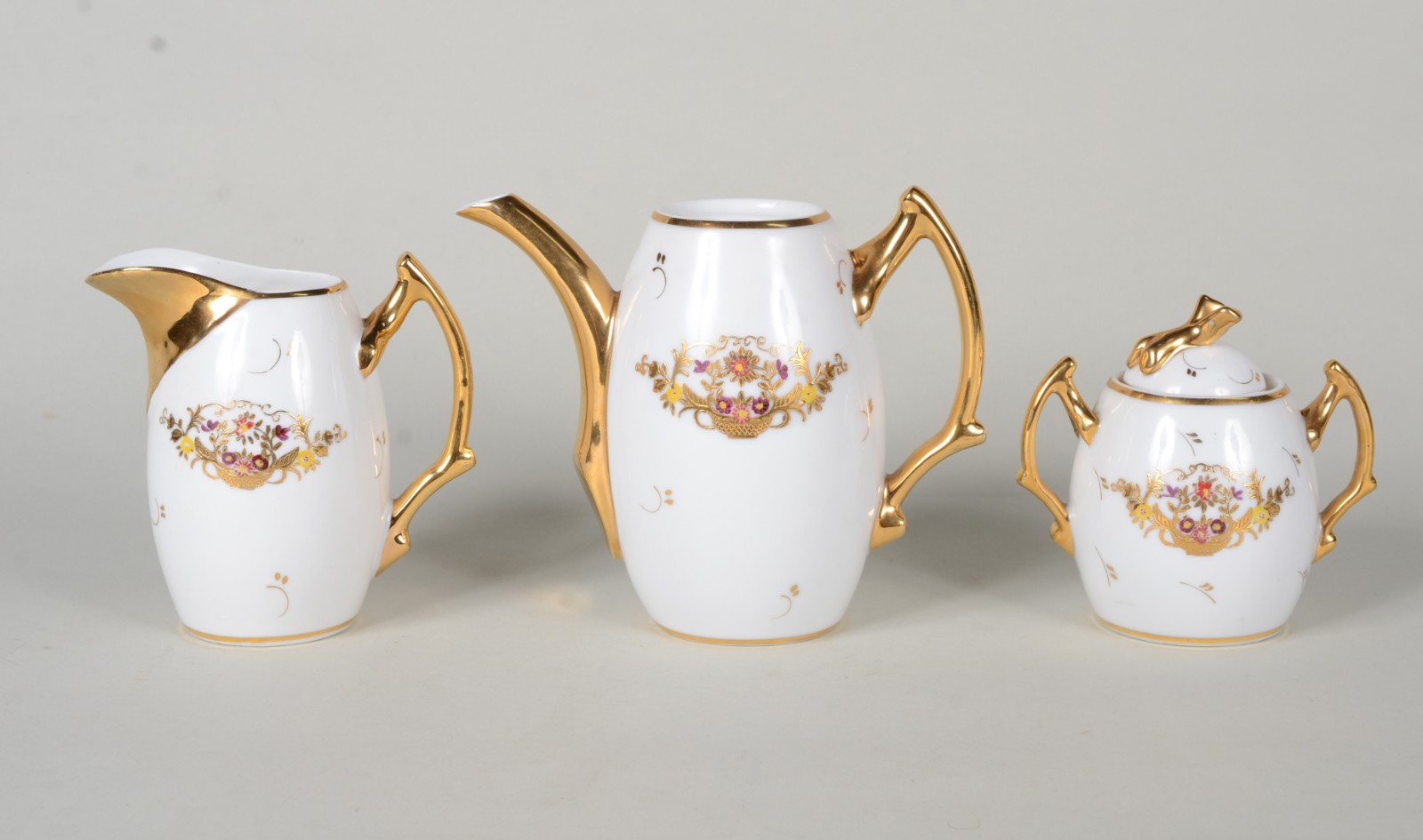 Diversas peças de porcelana composto de: 3 travessas de porcelana... - foto 5 de 11