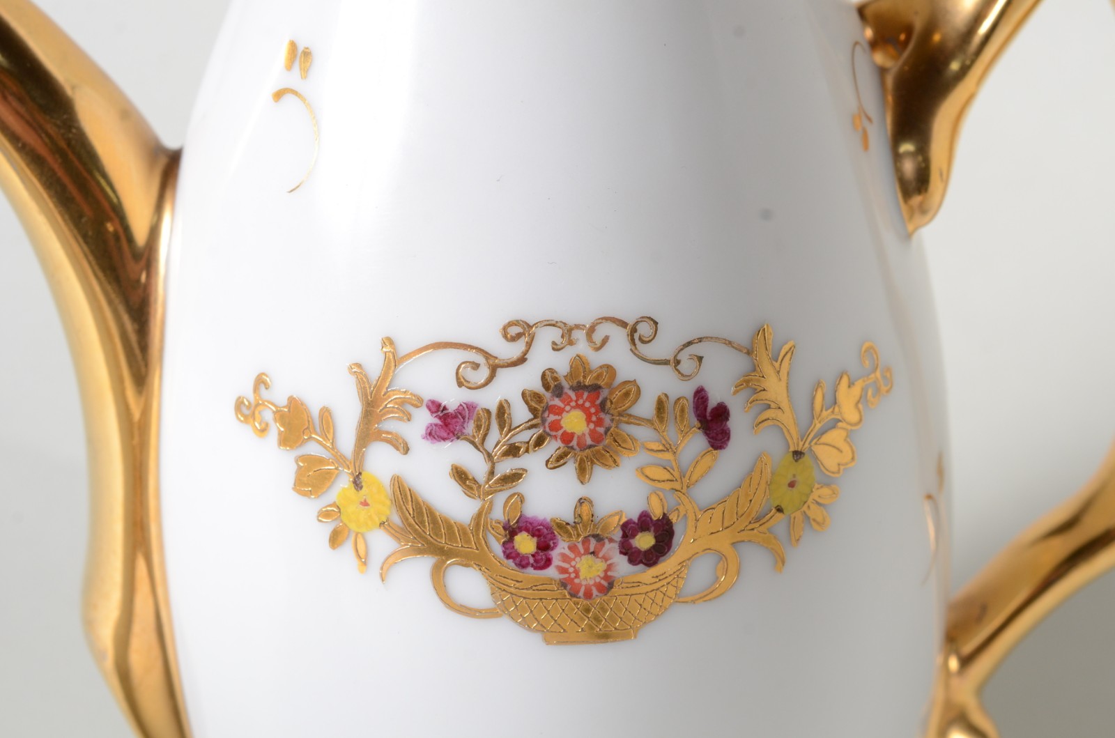 Diversas peças de porcelana composto de: 3 travessas de porcelana... - foto 7 de 11