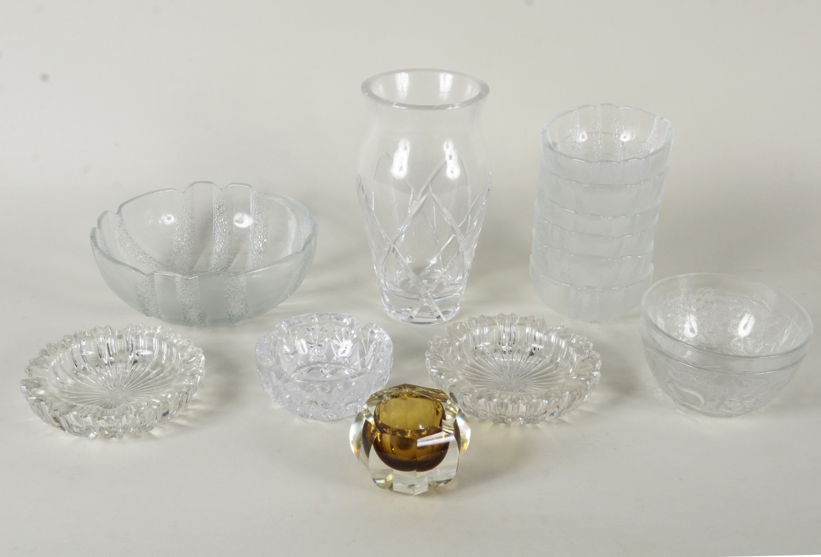 Diversas peças de vidro/cristal, sendo : Vaso de cristal lapidado; 4... - foto 1 de 11