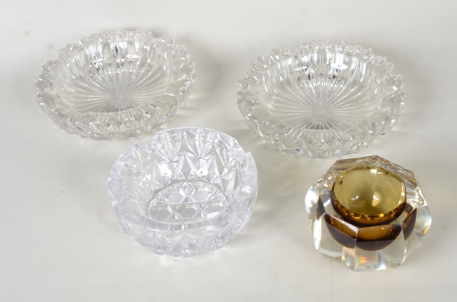 Diversas peças de vidro/cristal, sendo : Vaso de cristal lapidado; 4... - foto 3 de 11