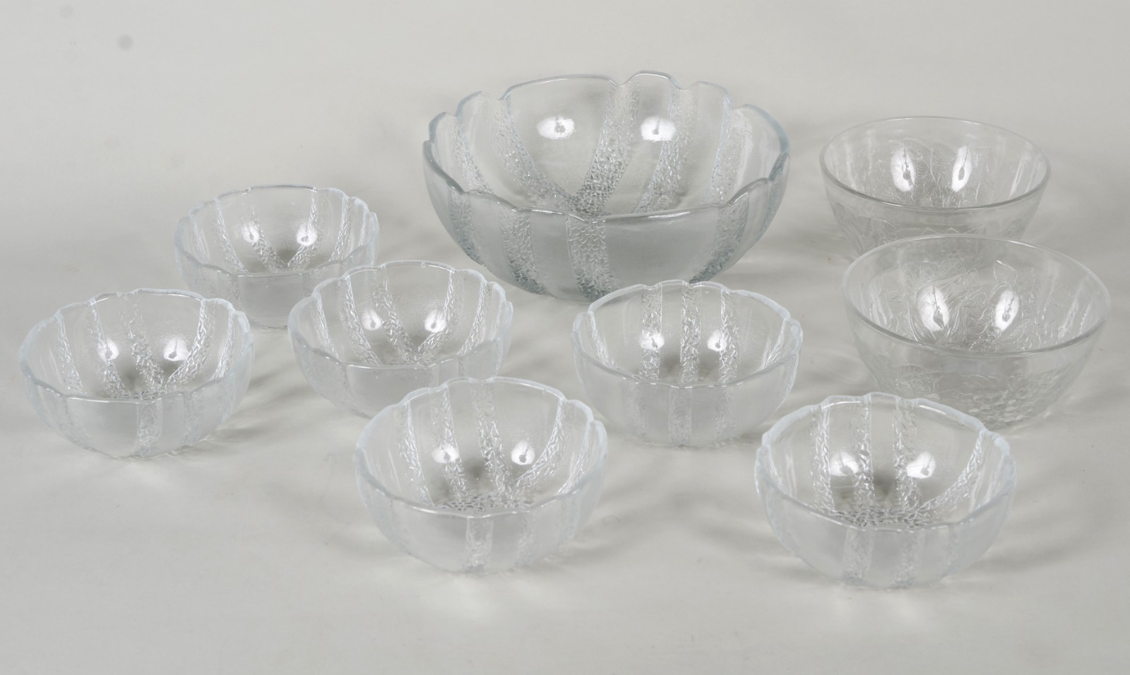 Diversas peças de vidro/cristal, sendo : Vaso de cristal lapidado; 4... - foto 5 de 11
