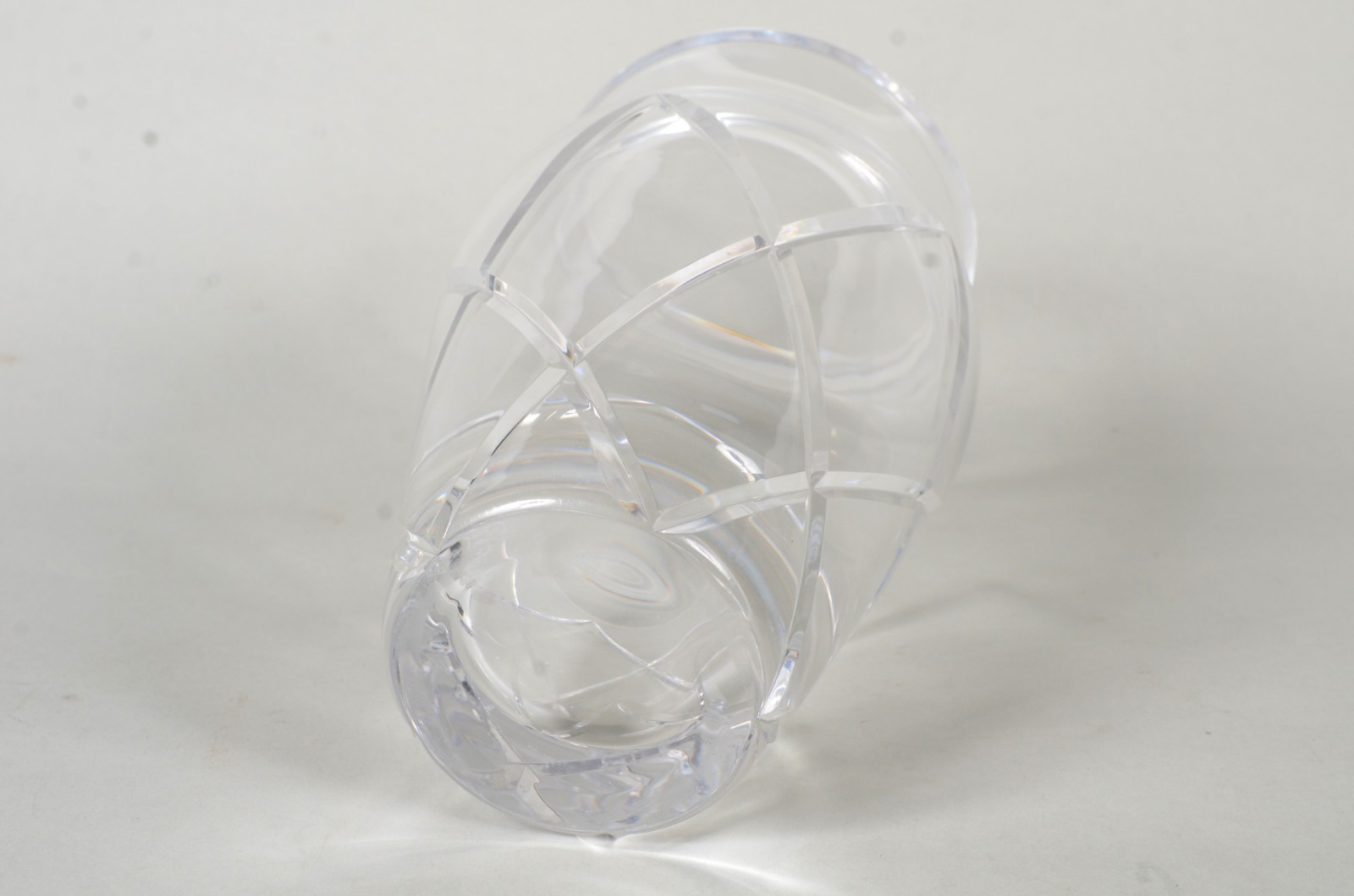 Diversas peças de vidro/cristal, sendo : Vaso de cristal lapidado; 4... - foto 9 de 11