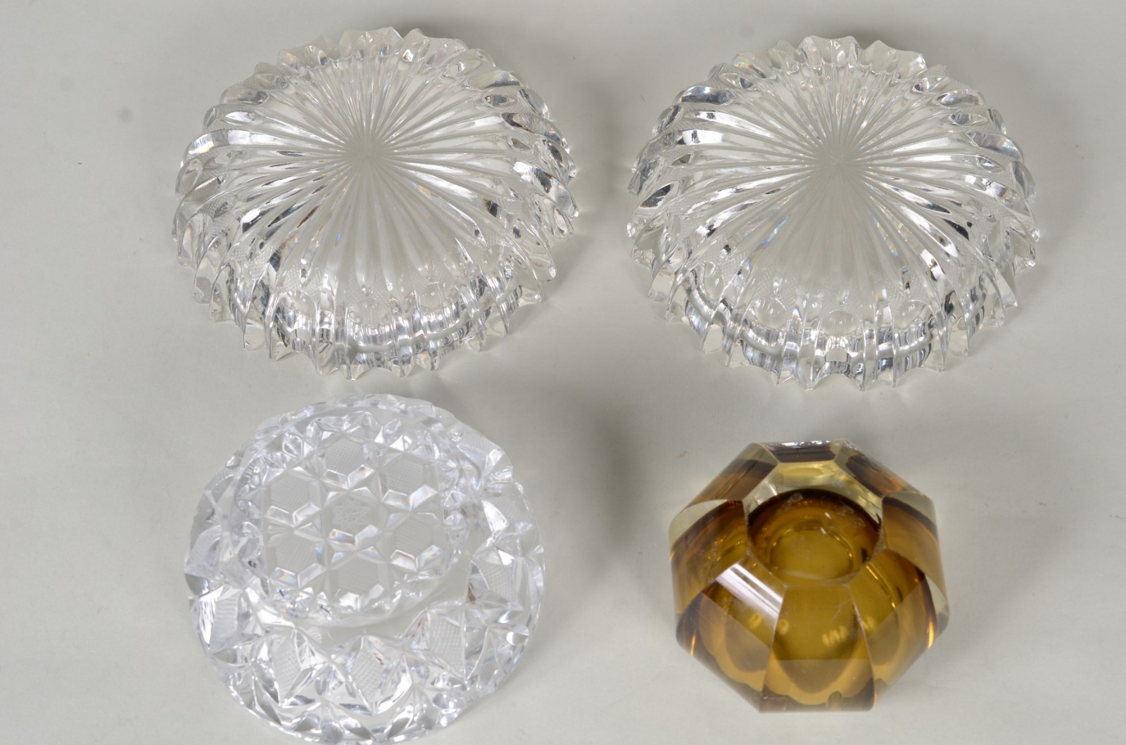 Diversas peças de vidro/cristal, sendo : Vaso de cristal lapidado; 4... - foto 10 de 11