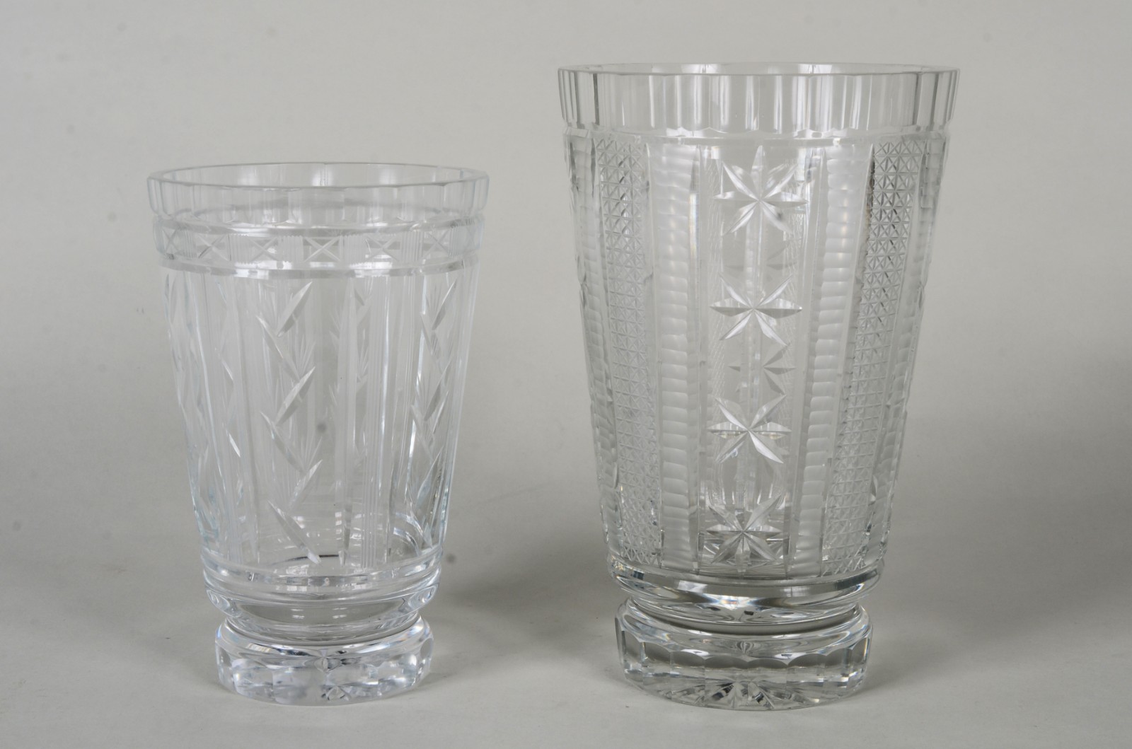 Dois vasos de Cristal lapidados. ( pequeno lascados na borda) - foto 1 de 7